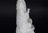 Kuan Yin - Escultura de porcelana blanc de Chin... - Kuan Yin - Escultura de porcelana blanc de Chine, base de madeira.