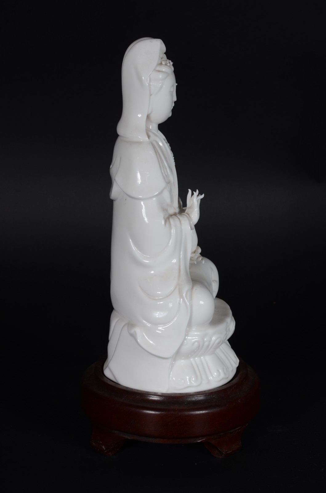Kuan Yin - Escultura de porcelana blanc de Chine, base de madeira. - foto 5 de 8