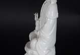 Kuan Yin - Escultura de porcelana blanc de Chin... - Kuan Yin - Escultura de porcelana blanc de Chine, base de madeira.