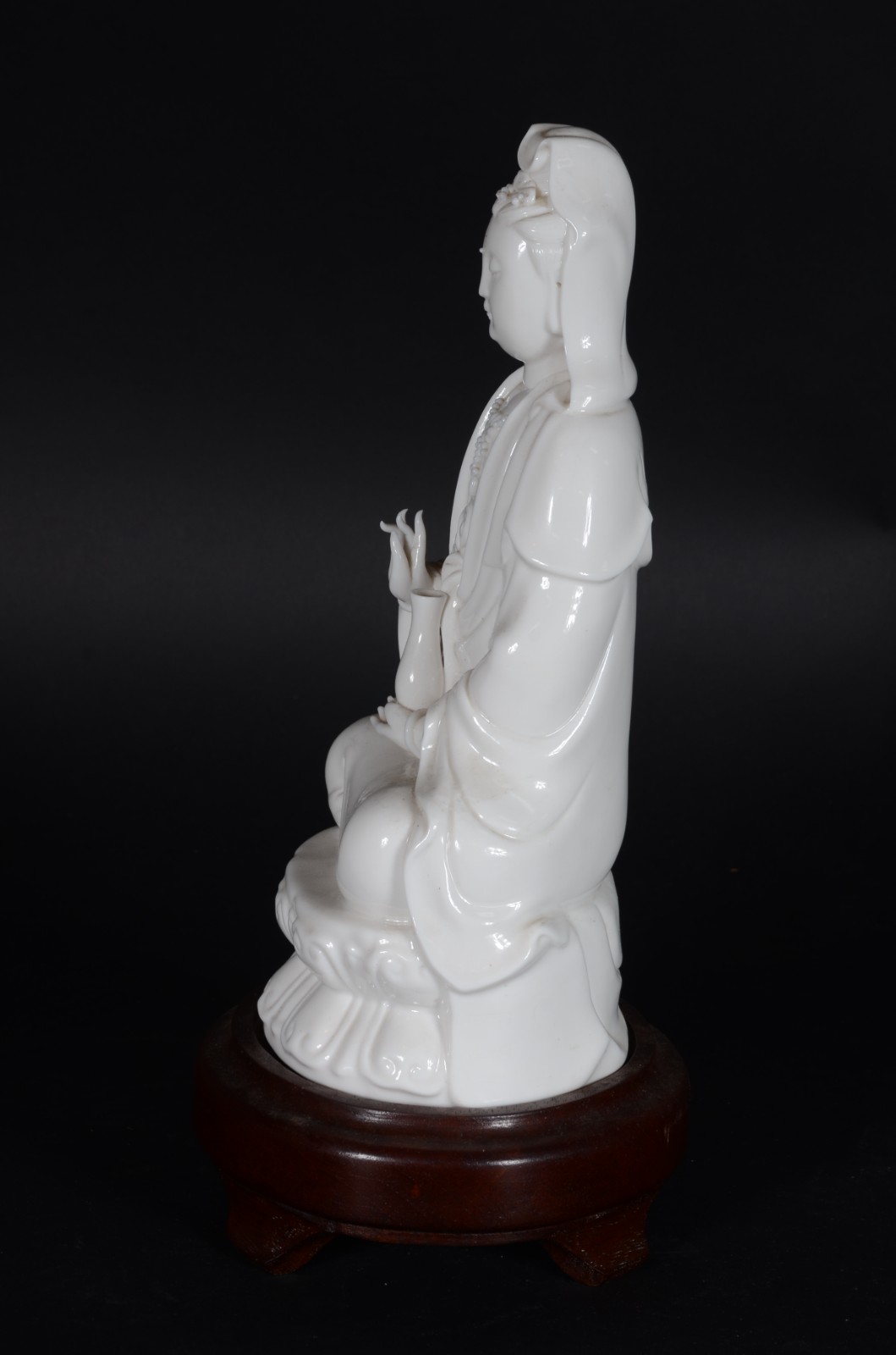 Kuan Yin - Escultura de porcelana blanc de Chine, base de madeira. - foto 6 de 8