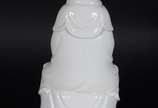 Kuan Yin - Escultura de porcelana blanc de Chin... - Kuan Yin - Escultura de porcelana blanc de Chine, base de madeira.