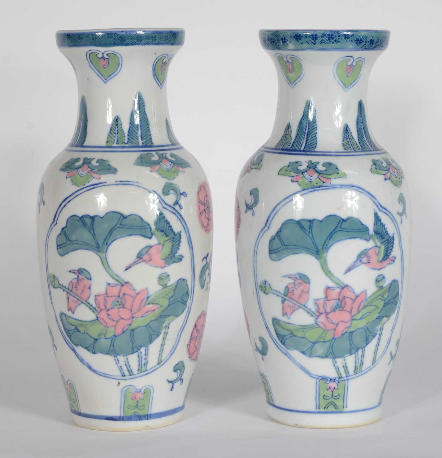 Par de vasos de porcelana policromada. - foto 1 de 3