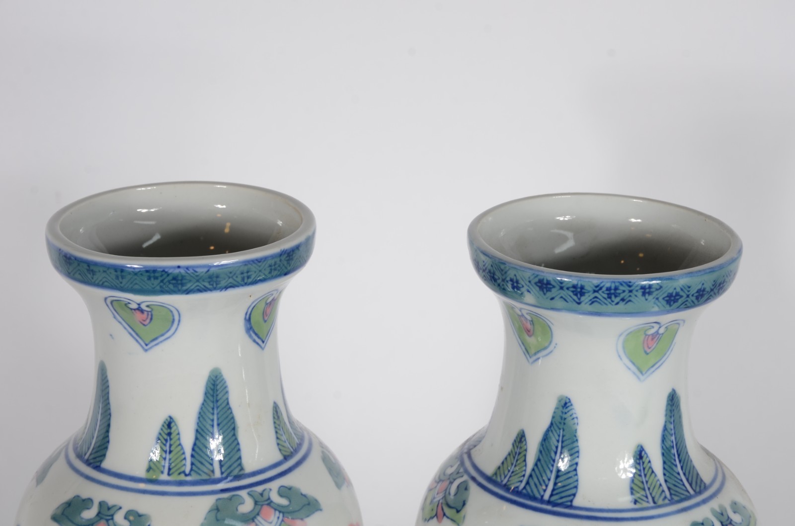 Par de vasos de porcelana policromada. - foto 2 de 3