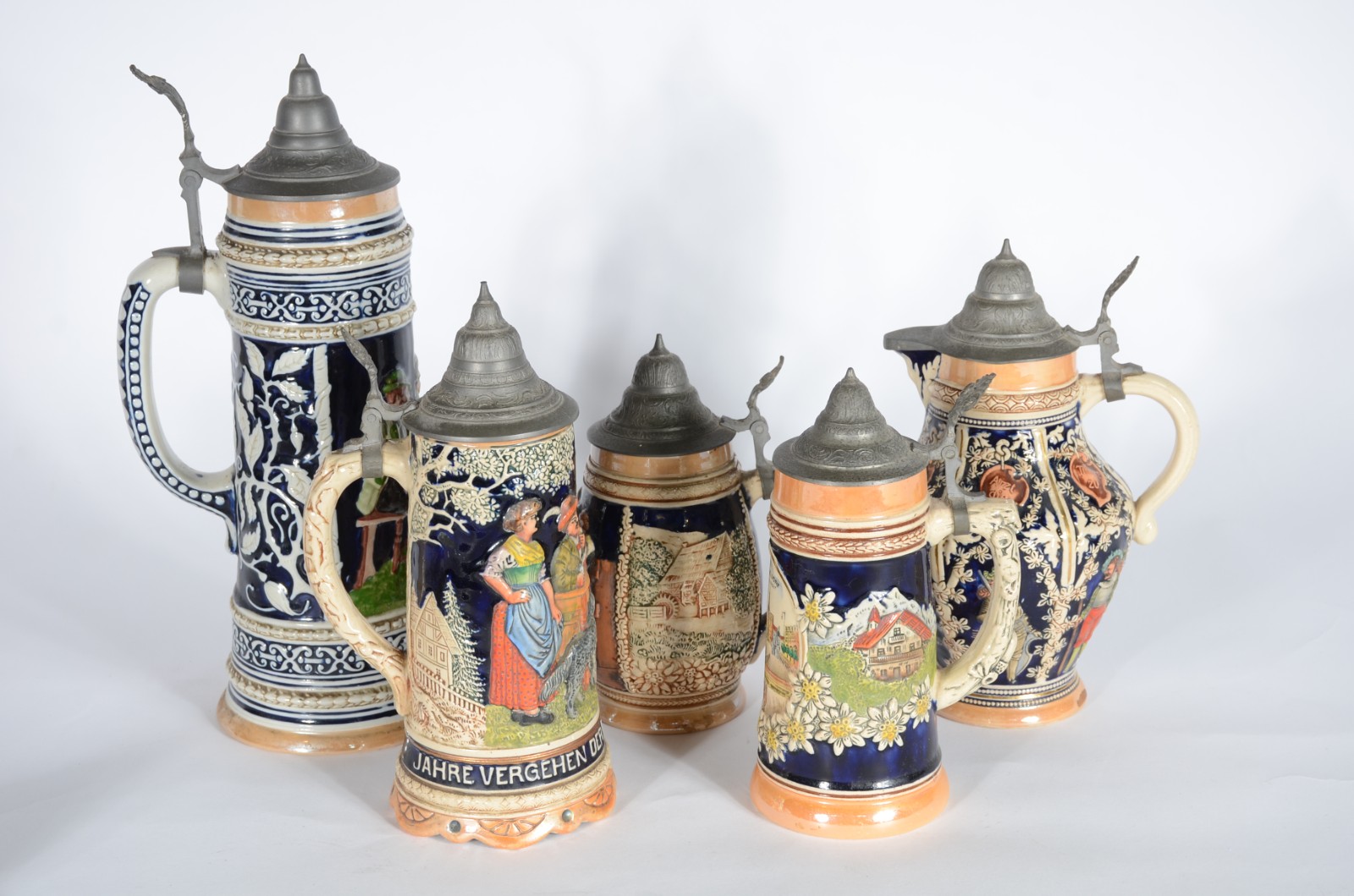 Conjunto com 5 tankards de cerâmica europeia decoradas com figuras... - foto 1 de 9