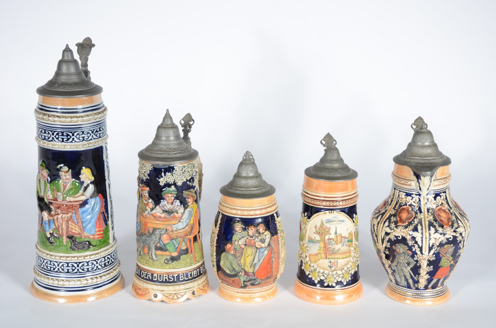 Conjunto com 5 tankards de cerâmica europeia decoradas com figuras... - foto 2 de 9