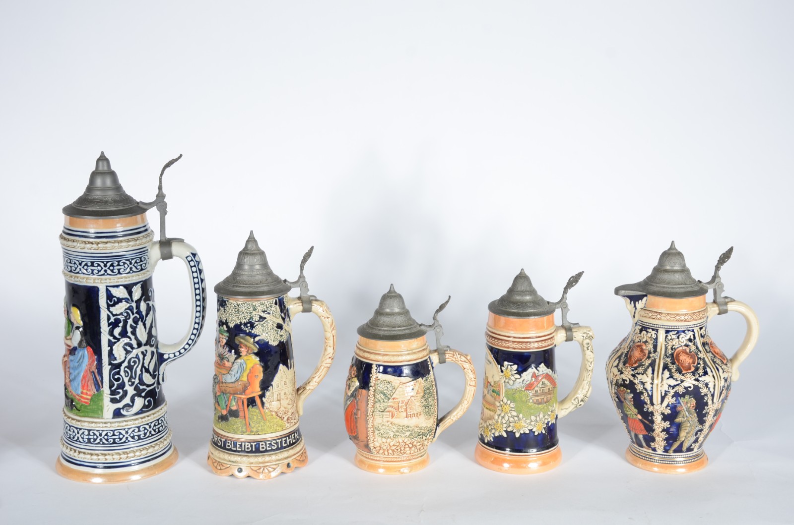 Conjunto com 5 tankards de cerâmica europeia decoradas com figuras... - foto 3 de 9