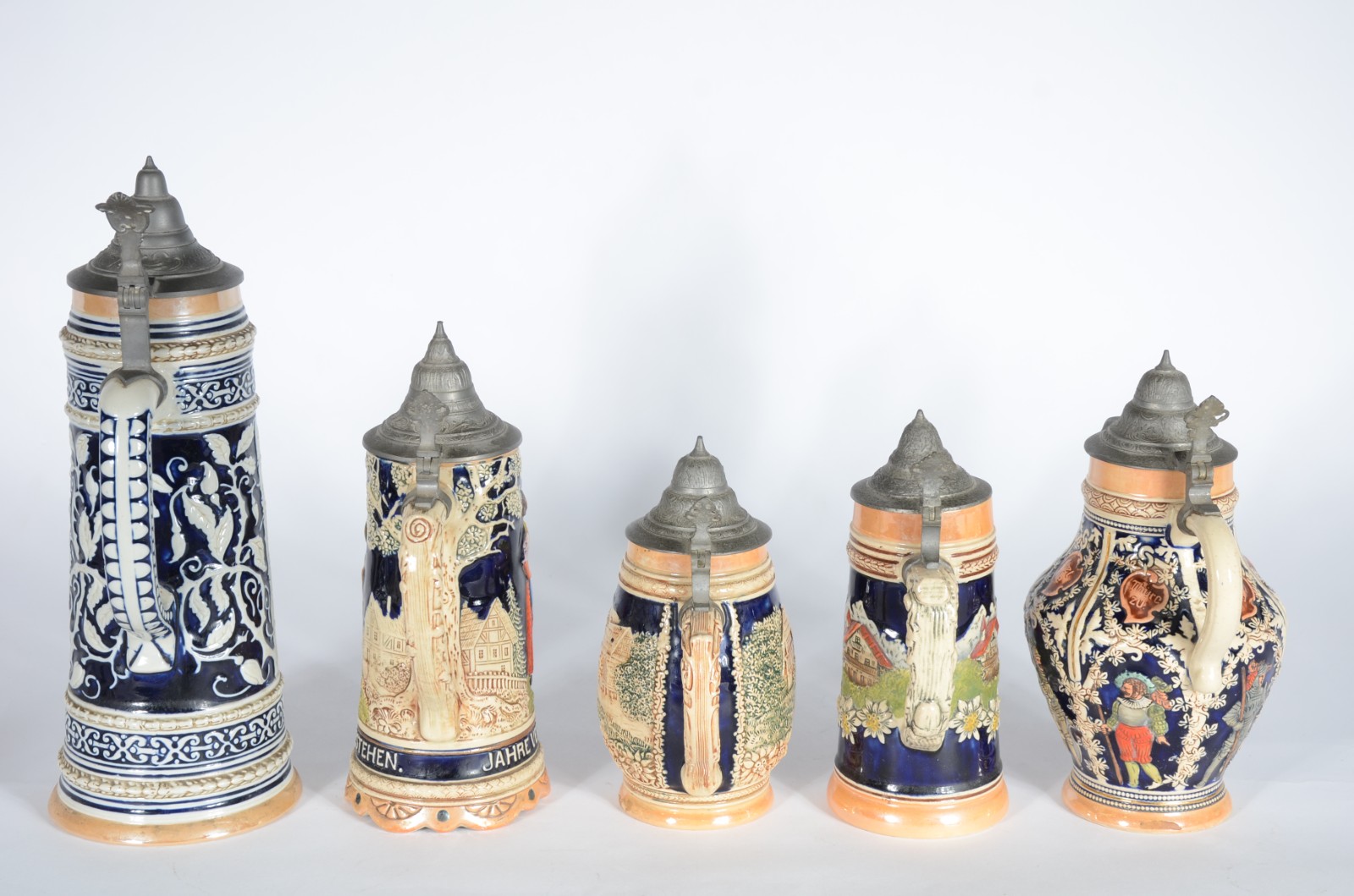 Conjunto com 5 tankards de cerâmica europeia decoradas com figuras... - foto 4 de 9