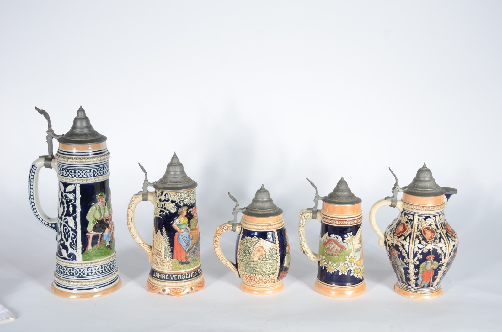 Conjunto com 5 tankards de cerâmica europeia decoradas com figuras... - foto 5 de 9