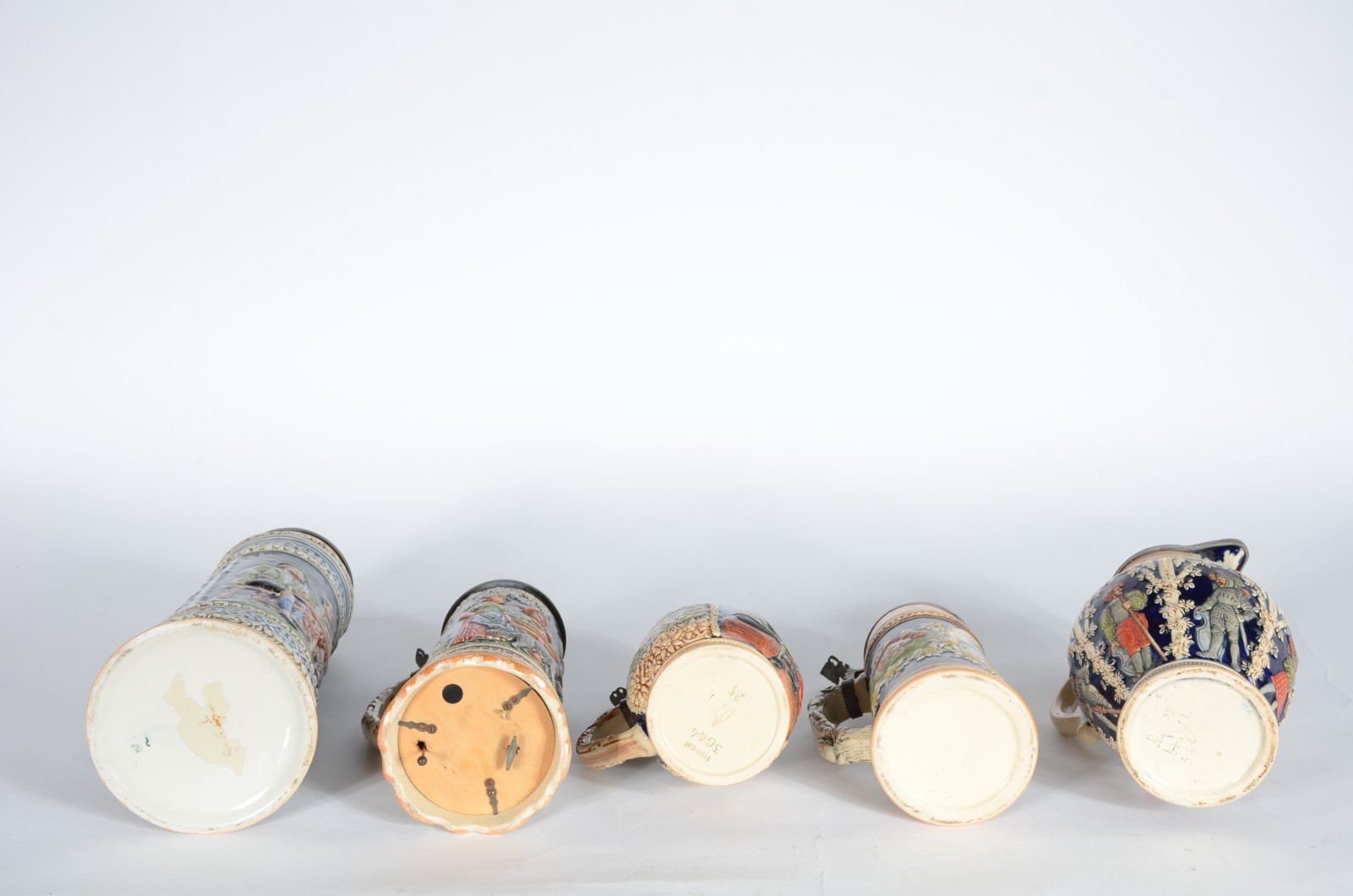 Conjunto com 5 tankards de cerâmica europeia decoradas com figuras... - foto 6 de 9