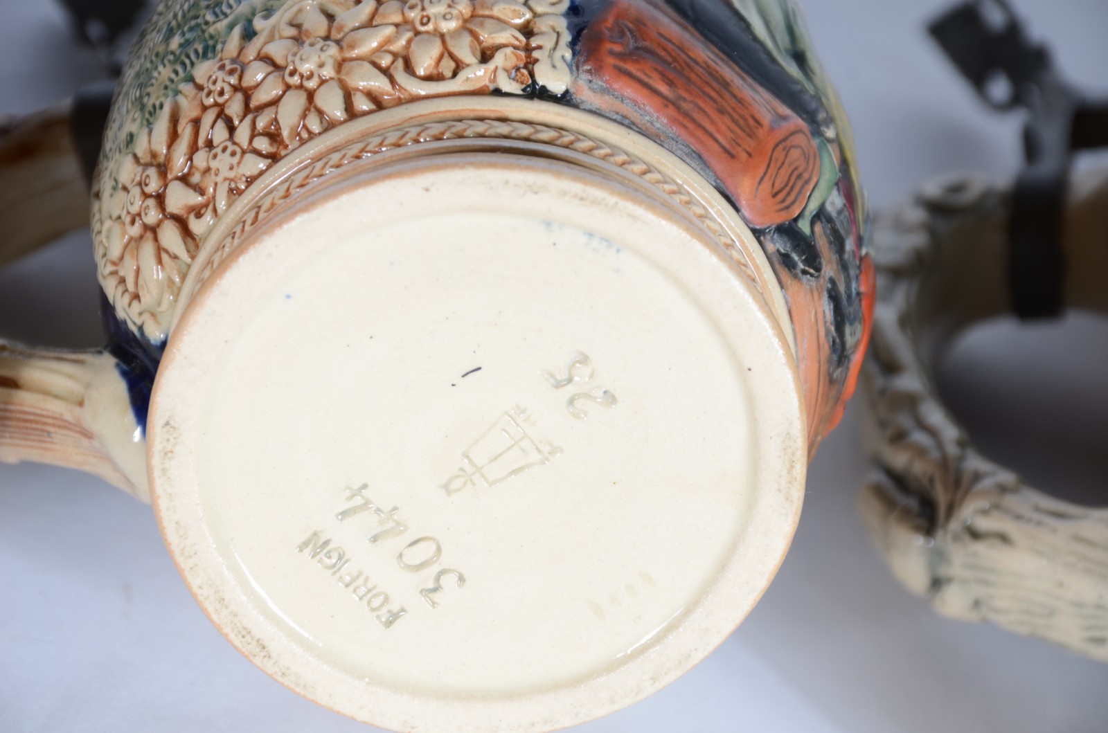 Conjunto com 5 tankards de cerâmica europeia decoradas com figuras... - foto 7 de 9