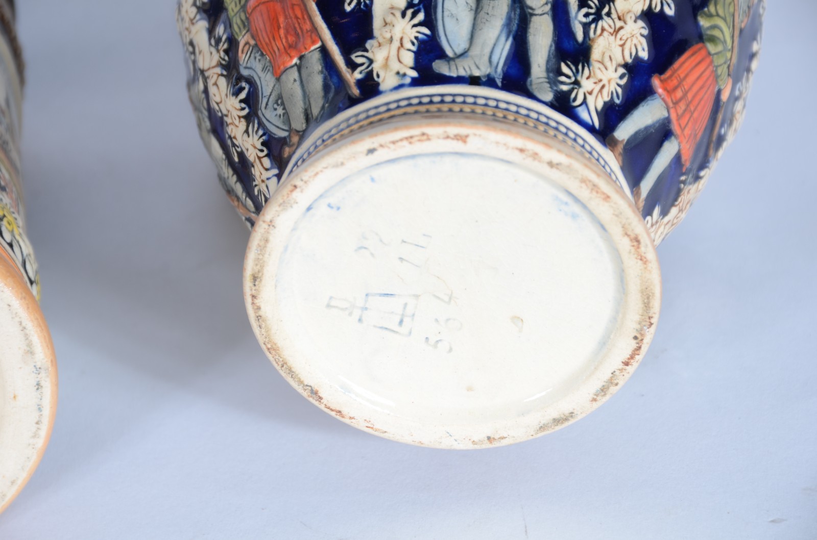 Conjunto com 5 tankards de cerâmica europeia decoradas com figuras... - foto 9 de 9