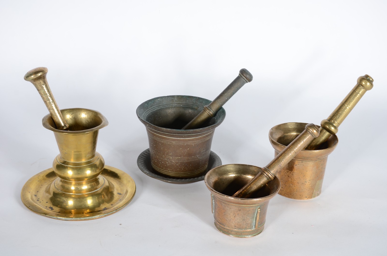 Conjunto com 4 almofarizes com soquetes de bronze e metal dourado. - foto 1 de 6