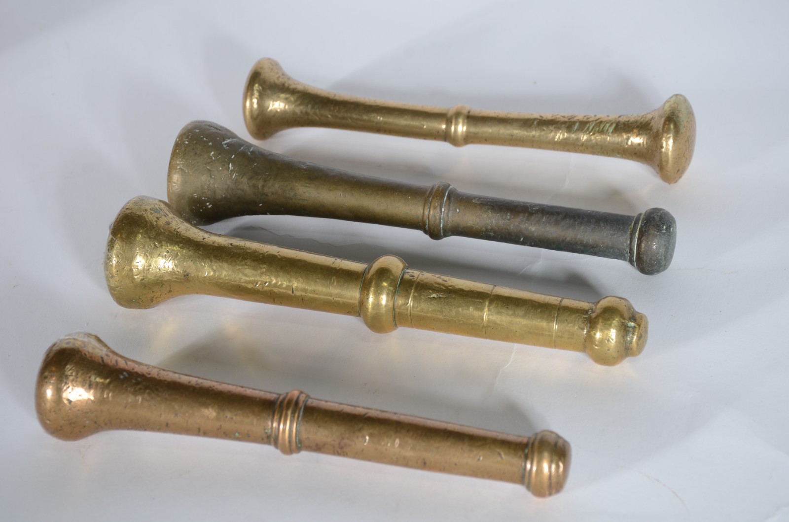 Conjunto com 4 almofarizes com soquetes de bronze e metal dourado. - foto 2 de 6
