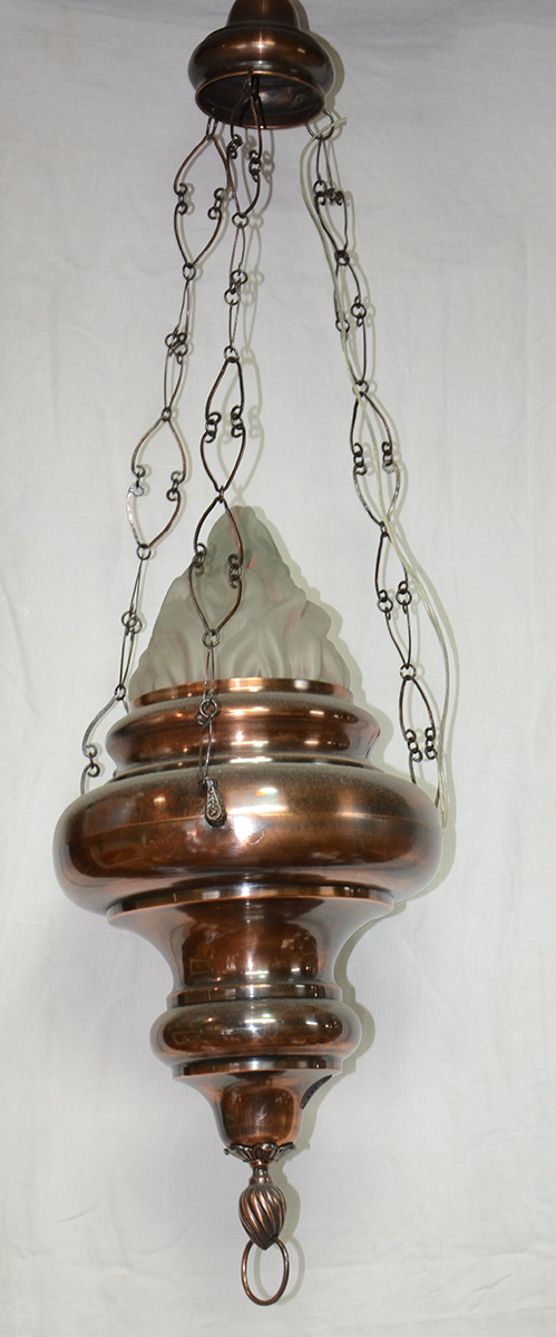 Lampadário de metal acobreado. Altura 80 cm.