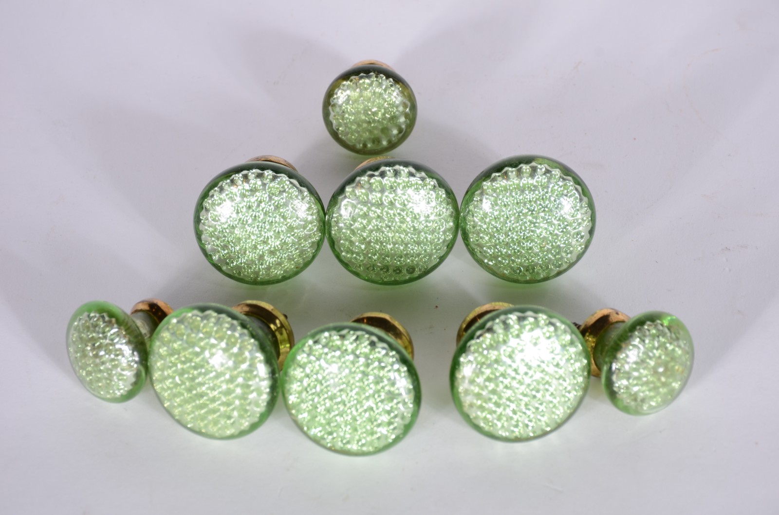 Conjunto com 9 maçanetas de vidro verde e metal. - foto 1 de 3
