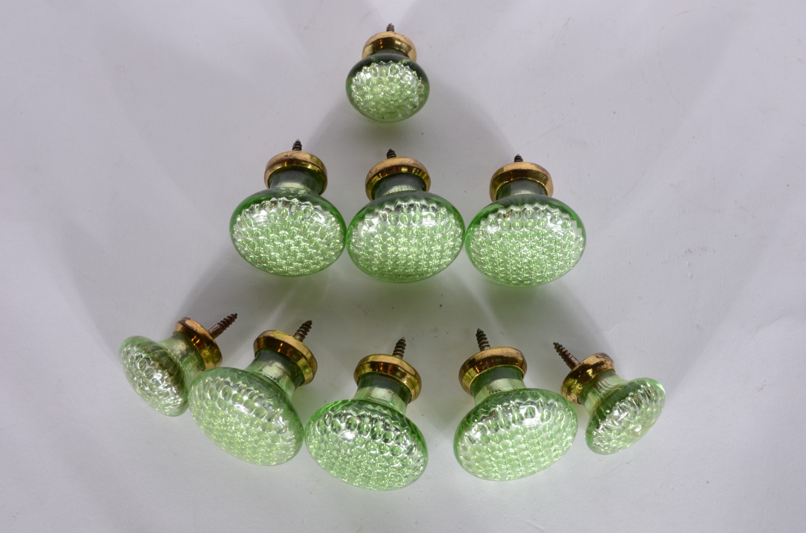 Conjunto com 9 maçanetas de vidro verde e metal. - foto 2 de 3