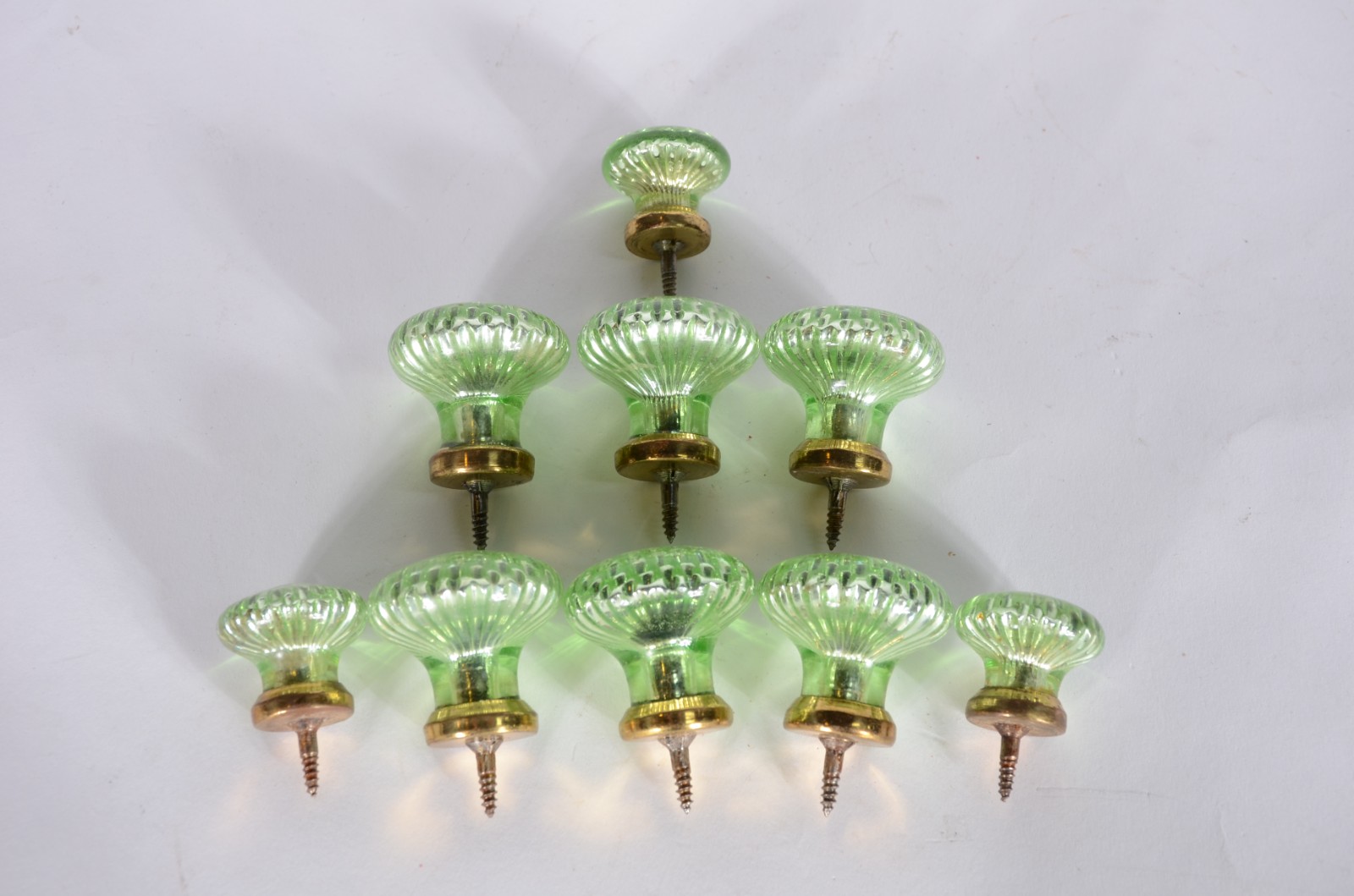 Conjunto com 9 maçanetas de vidro verde e metal. - foto 3 de 3