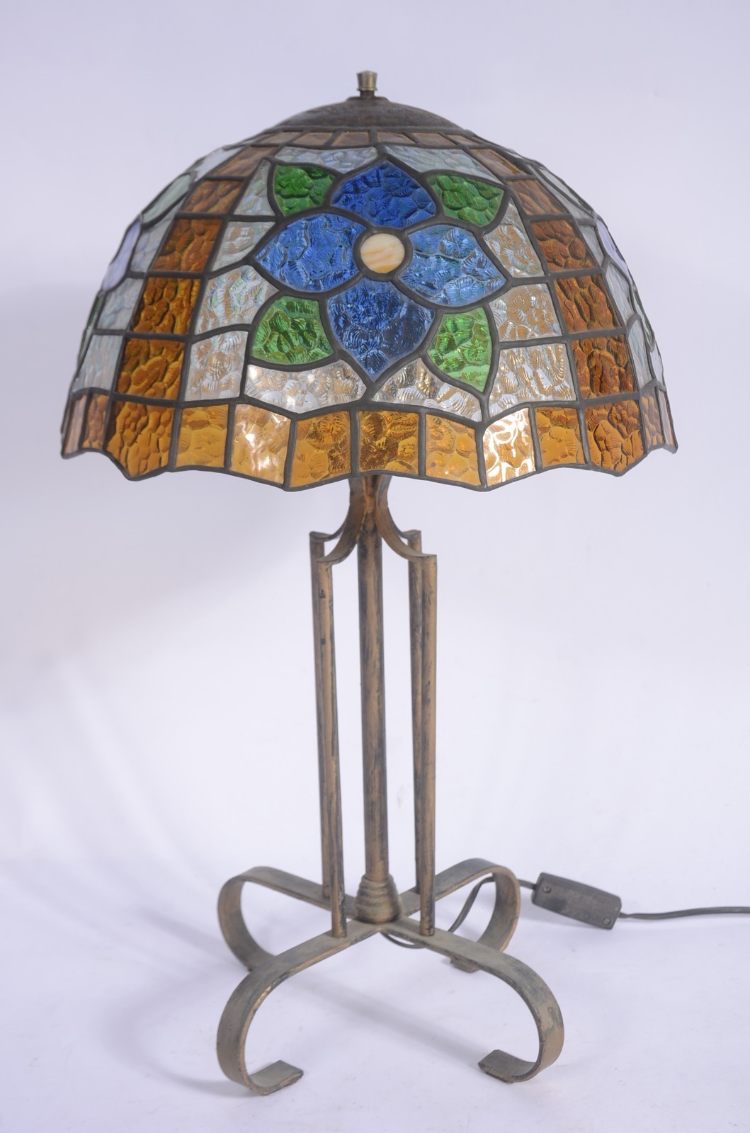 Abatjout estilo Tiffanys com base de metal, cúpula em placas de vidro... - foto 1 de 4