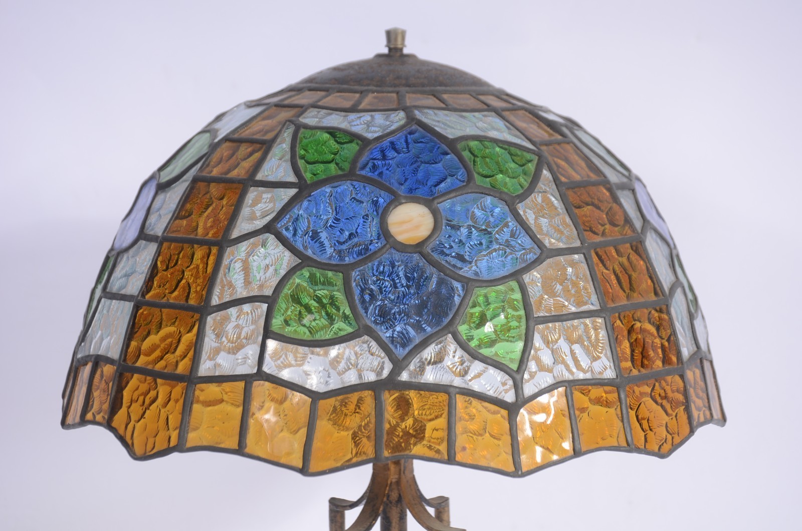 Abatjout estilo Tiffanys com base de metal, cúpula em placas de vidro... - foto 2 de 4