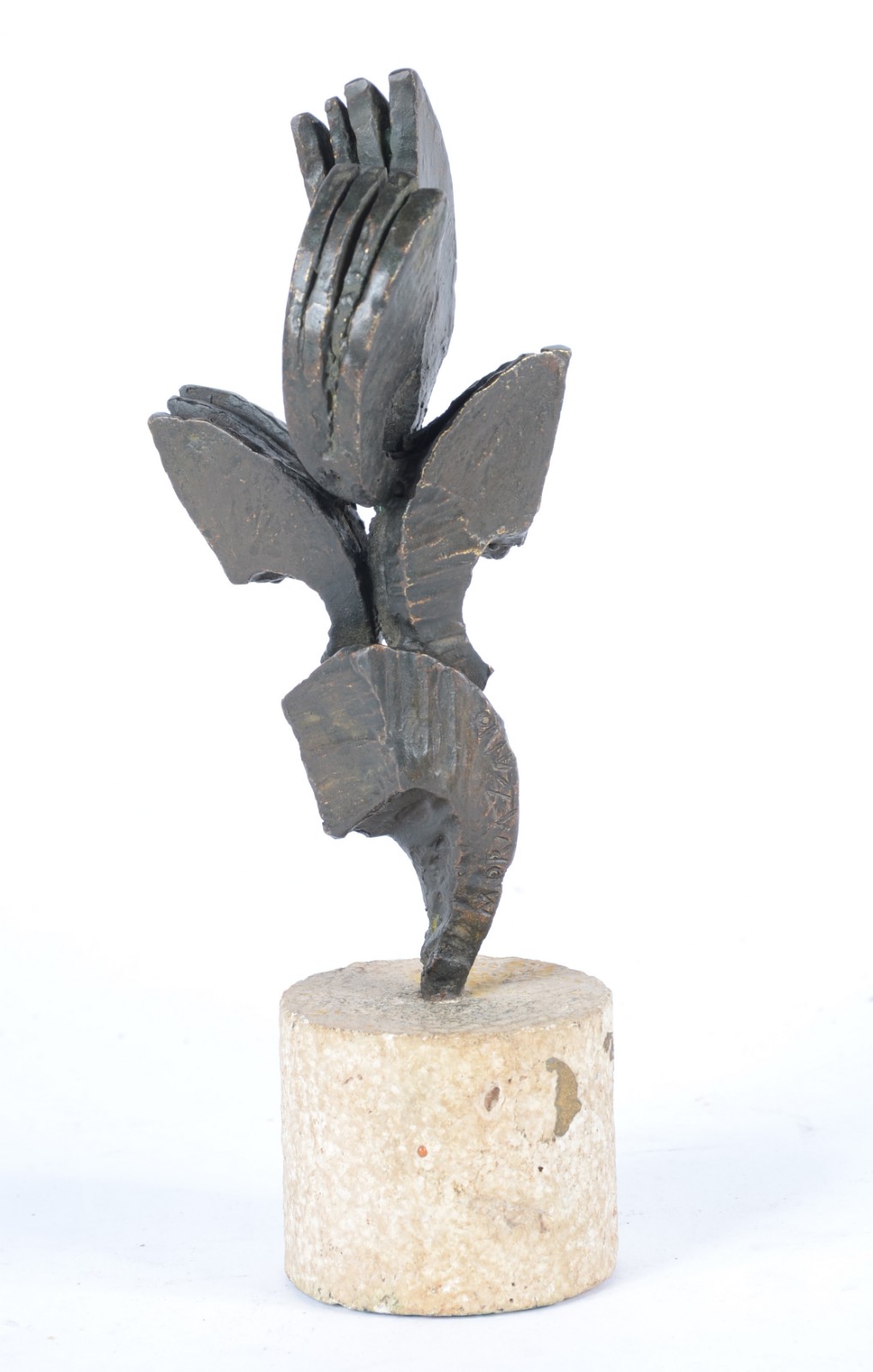 Escultura em bronze encimada em pedra calcária representando uma... - foto 1 de 7