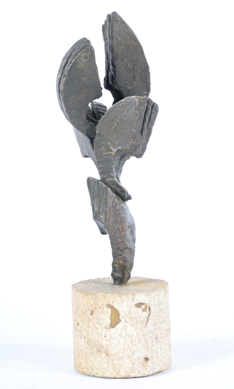 Escultura em bronze encimada em pedra calcária representando uma... - foto 5 de 7