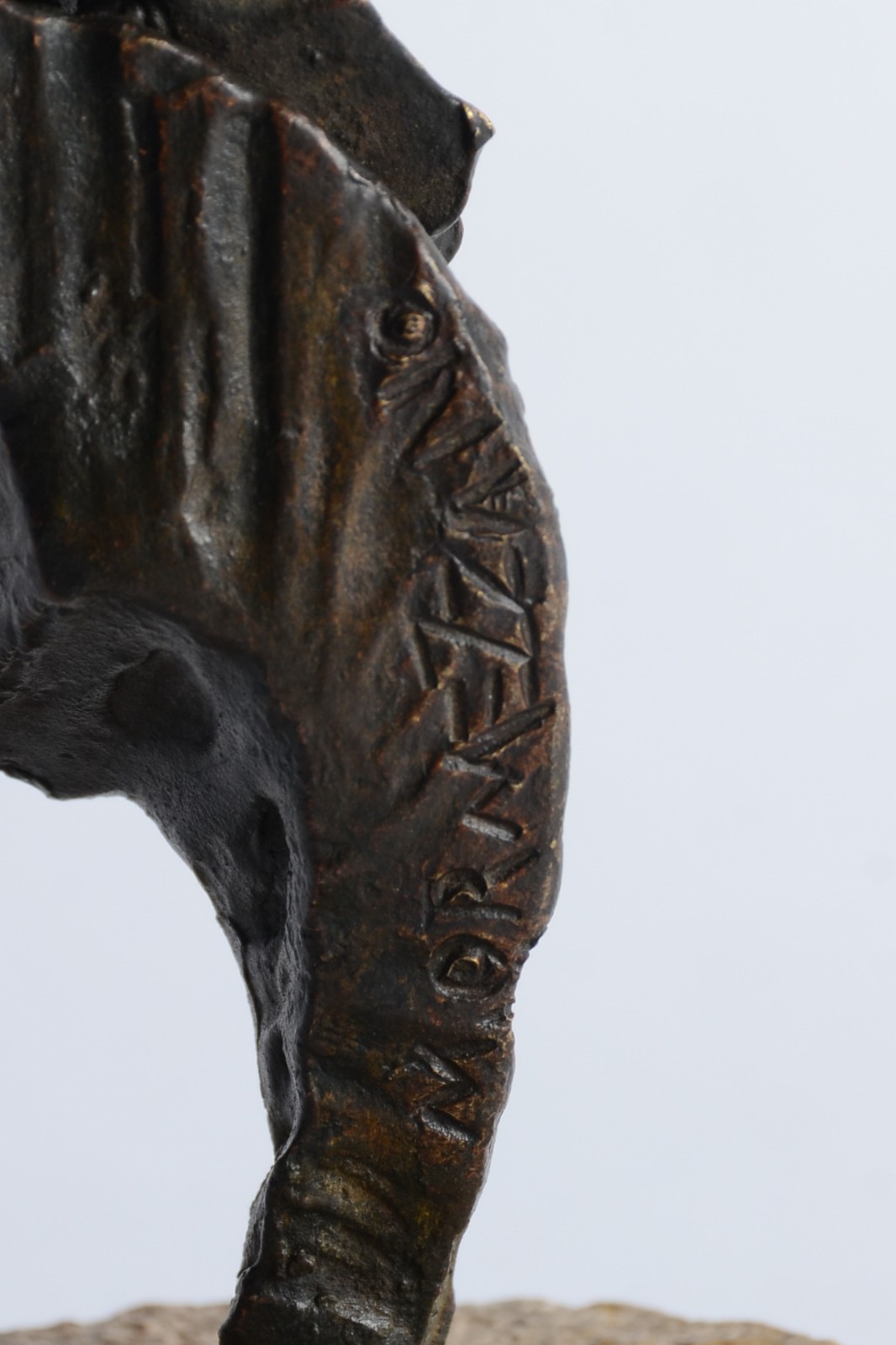 Escultura em bronze encimada em pedra calcária representando uma... - foto 7 de 7