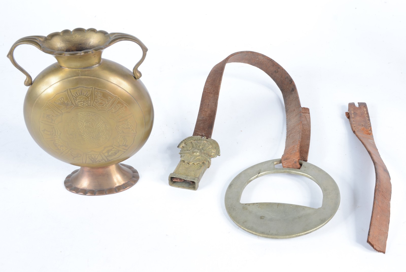 Duas peças, sendo: estribo e vaso de bronze. - foto 1 de 5