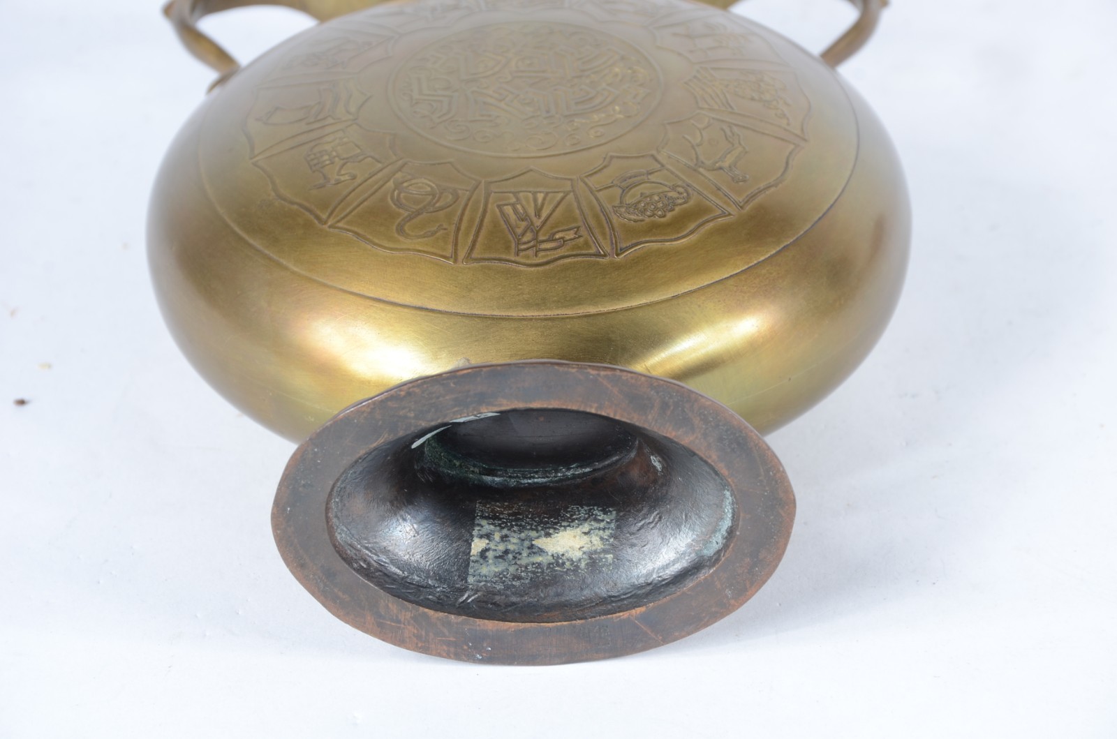 Duas peças, sendo: estribo e vaso de bronze. - foto 5 de 5