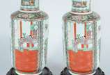 Par de vasos de porcelana oriental. Acompanham ... - Par de vasos de porcelana oriental. Acompanham peanhas.