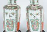 Par de vasos de porcelana oriental. Acompanham ... - Par de vasos de porcelana oriental. Acompanham peanhas.