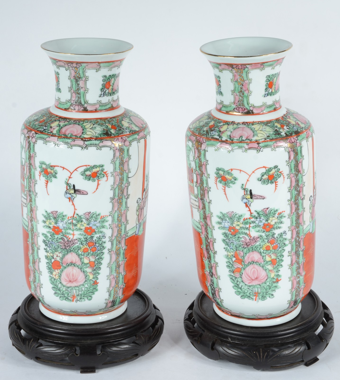 Par de vasos de porcelana oriental. Acompanham peanhas. - foto 2 de 7