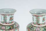 Par de vasos de porcelana oriental. Acompanham ... - Par de vasos de porcelana oriental. Acompanham peanhas.