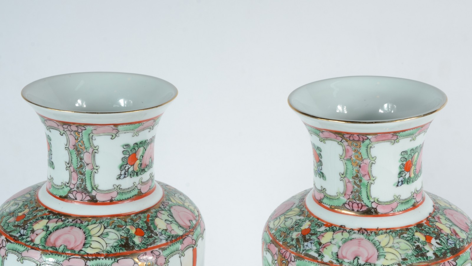 Par de vasos de porcelana oriental. Acompanham peanhas. - foto 3 de 7