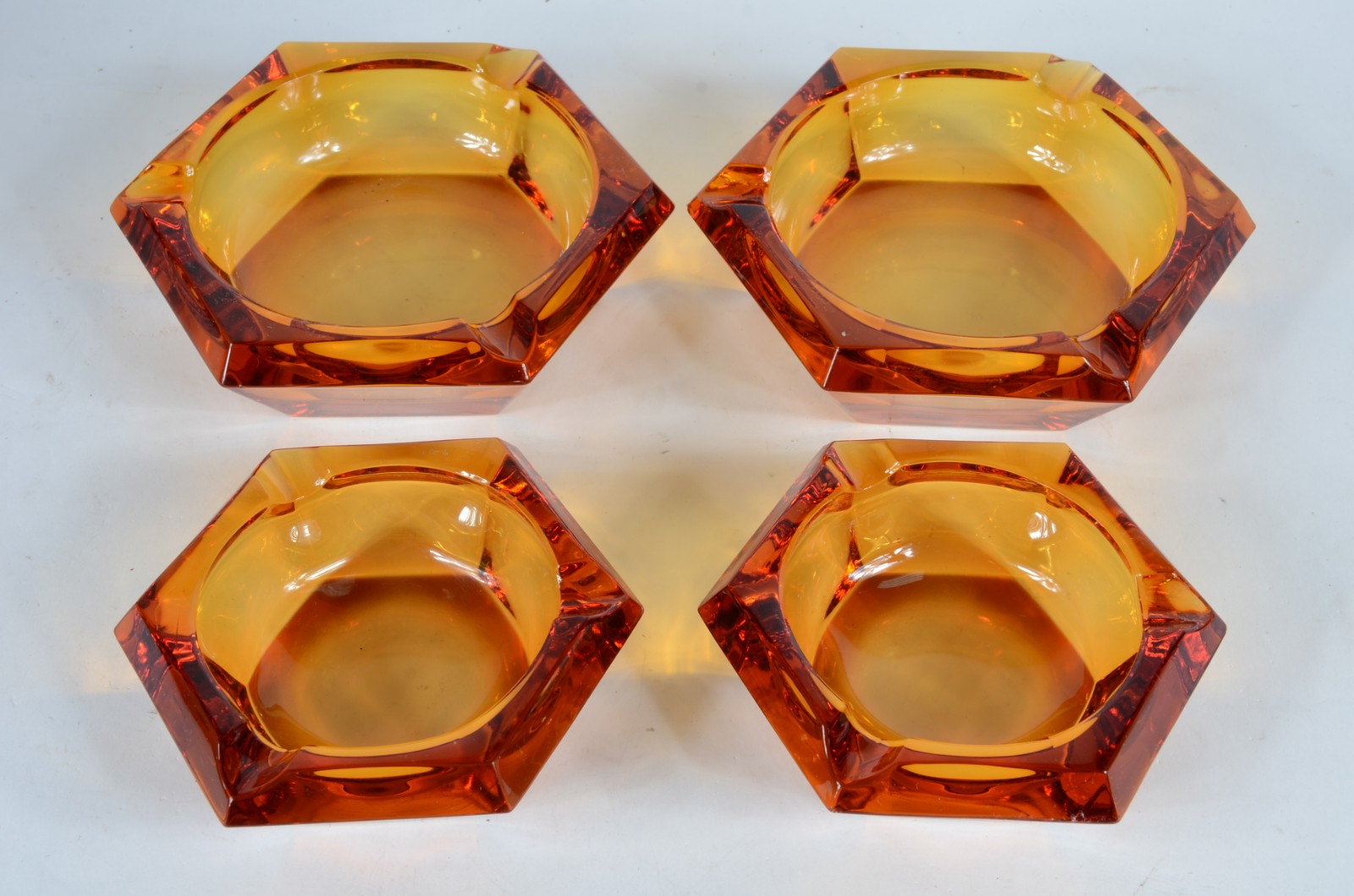 Conjunto com 4 cinzeiros de cristal âmbar facetados. - foto 2 de 5