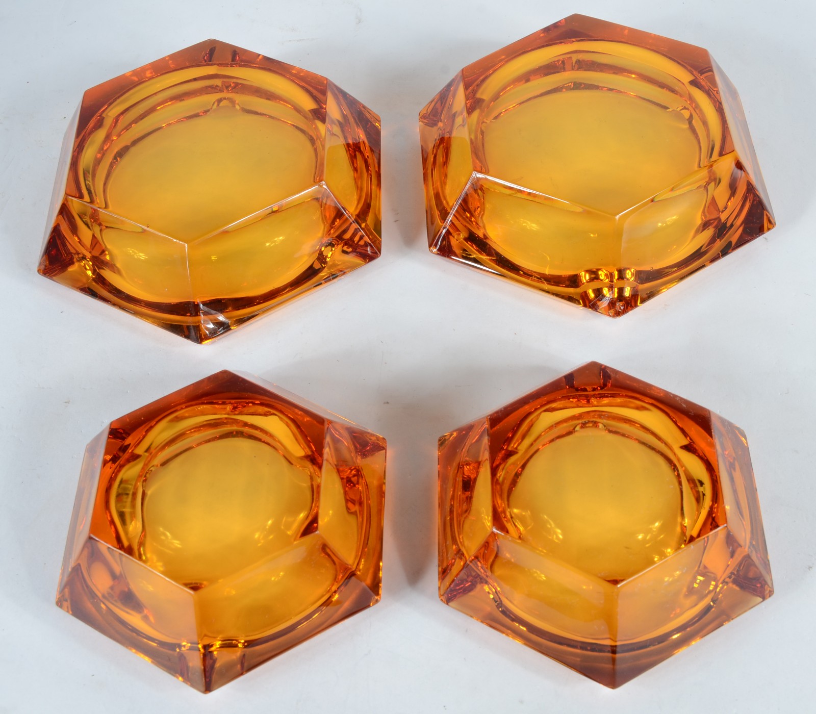 Conjunto com 4 cinzeiros de cristal âmbar facetados. - foto 3 de 5