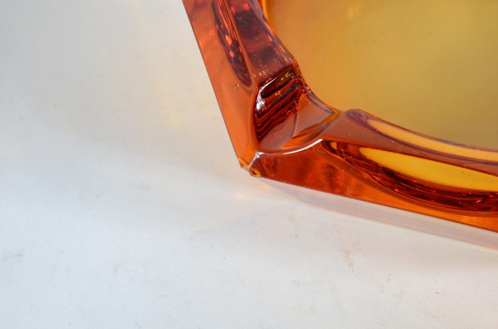 Conjunto com 4 cinzeiros de cristal âmbar facetados. - foto 4 de 5