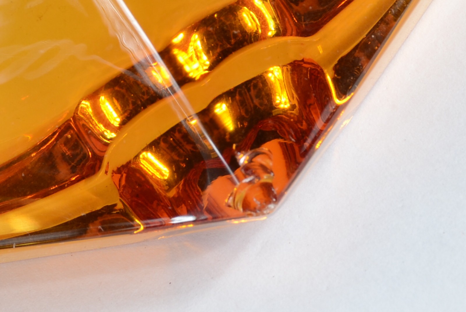 Conjunto com 4 cinzeiros de cristal âmbar facetados. - foto 5 de 5