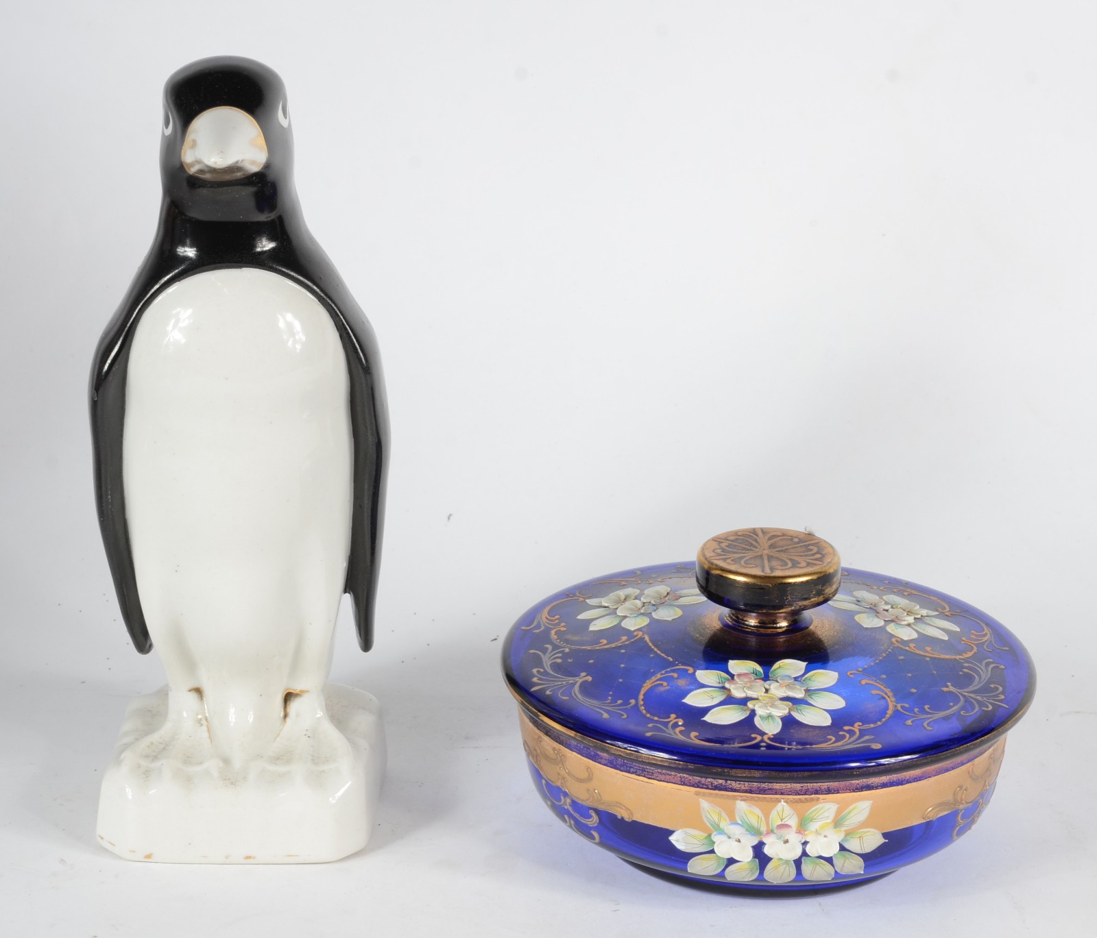 Duas peças, sendo: Pinguim de porcelana e bomboniere de vidro azul. - foto 1 de 6
