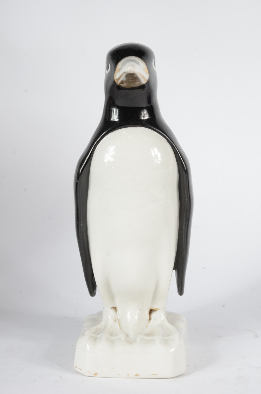 Duas peças, sendo: Pinguim de porcelana e bomboniere de vidro azul. - foto 2 de 6
