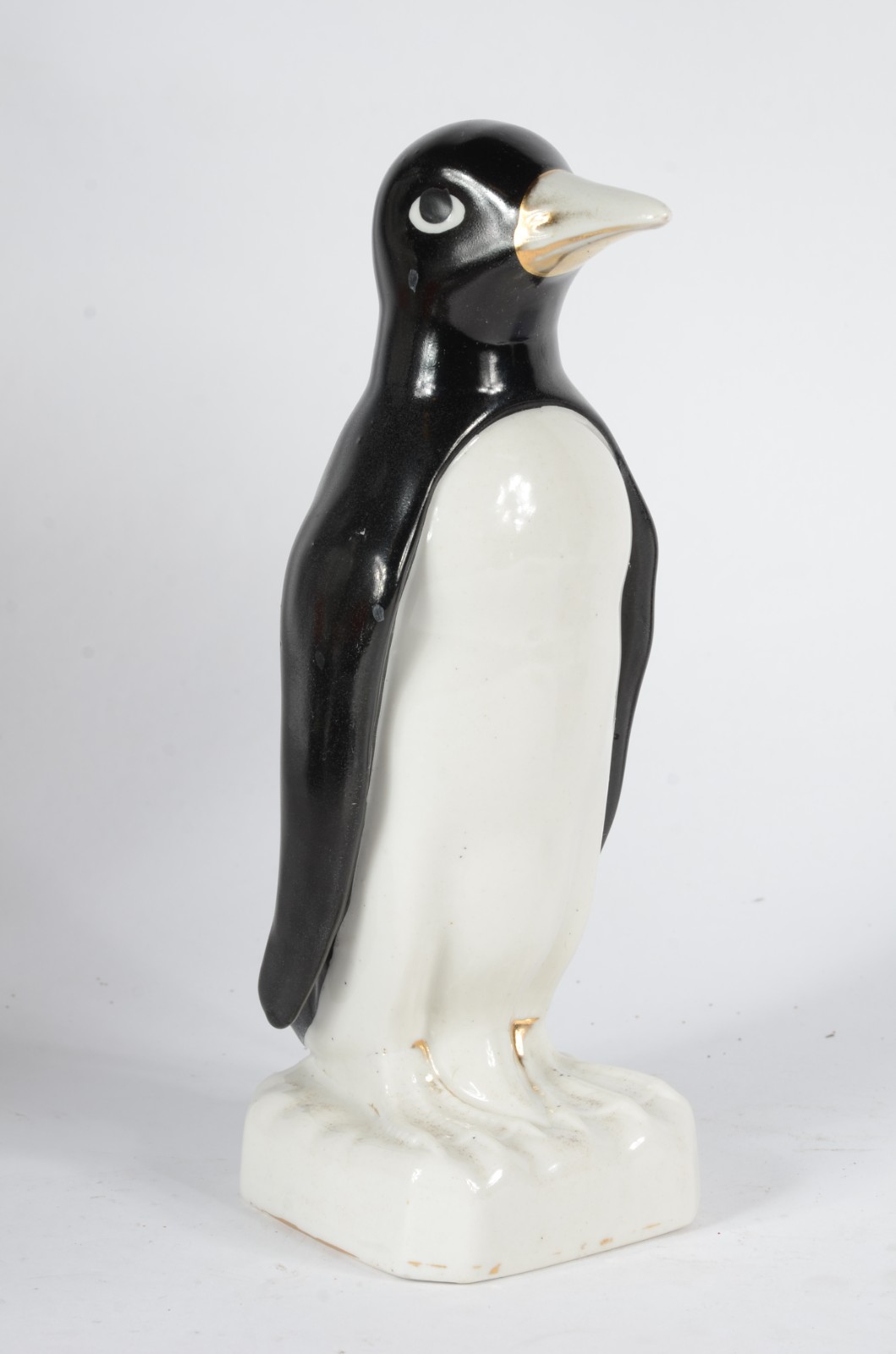 Duas peças, sendo: Pinguim de porcelana e bomboniere de vidro azul. - foto 3 de 6