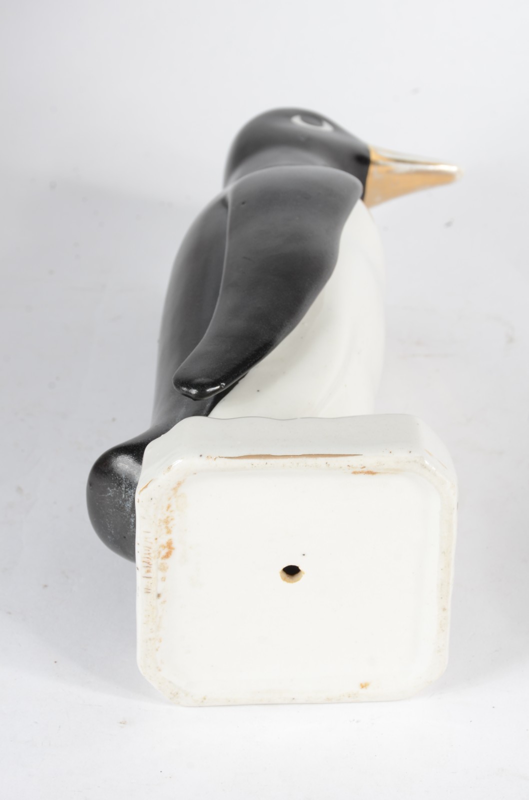 Duas peças, sendo: Pinguim de porcelana e bomboniere de vidro azul. - foto 5 de 6