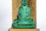 Figura de Buda de cristal na cor verde jade, tr... - Figura de Buda de cristal na cor verde jade, trono de madeira dourada.