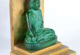 Figura de Buda de cristal na cor verde jade, tr... - Figura de Buda de cristal na cor verde jade, trono de madeira dourada.