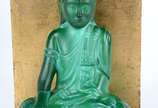 Figura de Buda de cristal na cor verde jade, tr... - Figura de Buda de cristal na cor verde jade, trono de madeira dourada.
