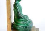 Figura de Buda de cristal na cor verde jade, tr... - Figura de Buda de cristal na cor verde jade, trono de madeira dourada.