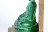 Figura de Buda de cristal na cor verde jade, tr... - Figura de Buda de cristal na cor verde jade, trono de madeira dourada.