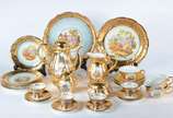 Conjunto de porcelana dourada, composto de: 4 x... - Conjunto de porcelana dourada, composto de: 4 xícaras de café com pires, 3 xícaras de chá (fio de cabelo) com pires, 5 pratos de sobremesa; bule...