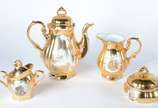 Conjunto de porcelana dourada, composto de: 4 x... - Conjunto de porcelana dourada, composto de: 4 xícaras de café com pires, 3 xícaras de chá (fio de cabelo) com pires, 5 pratos de sobremesa; bule...