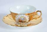 Conjunto de porcelana dourada, composto de: 4 x... - Conjunto de porcelana dourada, composto de: 4 xícaras de café com pires, 3 xícaras de chá (fio de cabelo) com pires, 5 pratos de sobremesa; bule...