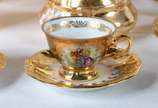 Conjunto de porcelana dourada, composto de: 4 x... - Conjunto de porcelana dourada, composto de: 4 xícaras de café com pires, 3 xícaras de chá (fio de cabelo) com pires, 5 pratos de sobremesa; bule...
